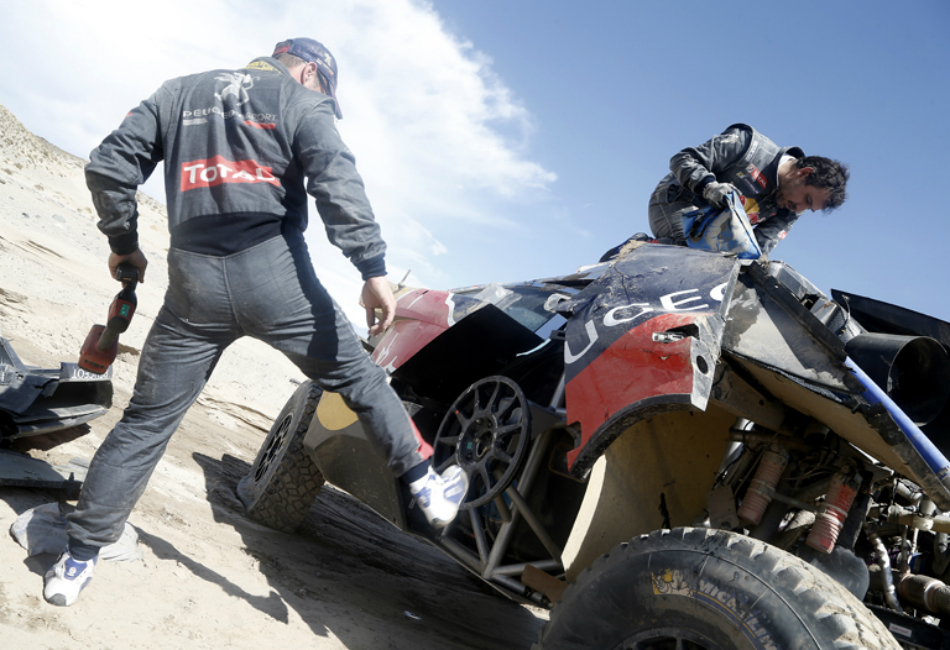 Loeb y Elena trabajan en su vehículo.