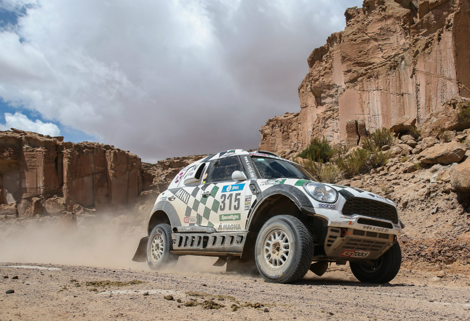Mikko Hirvonen está cuajando un gran Dakar.