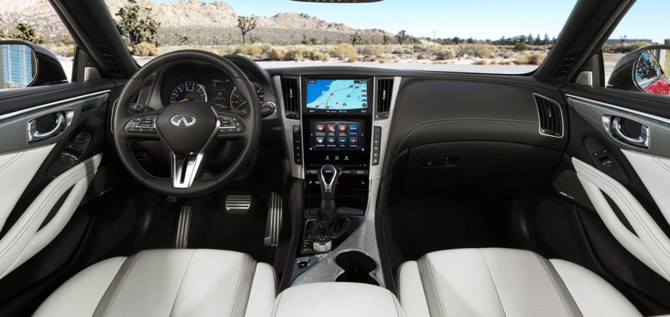 Interior del Infiniti Q60 y su nueva consola central con dos pantallas