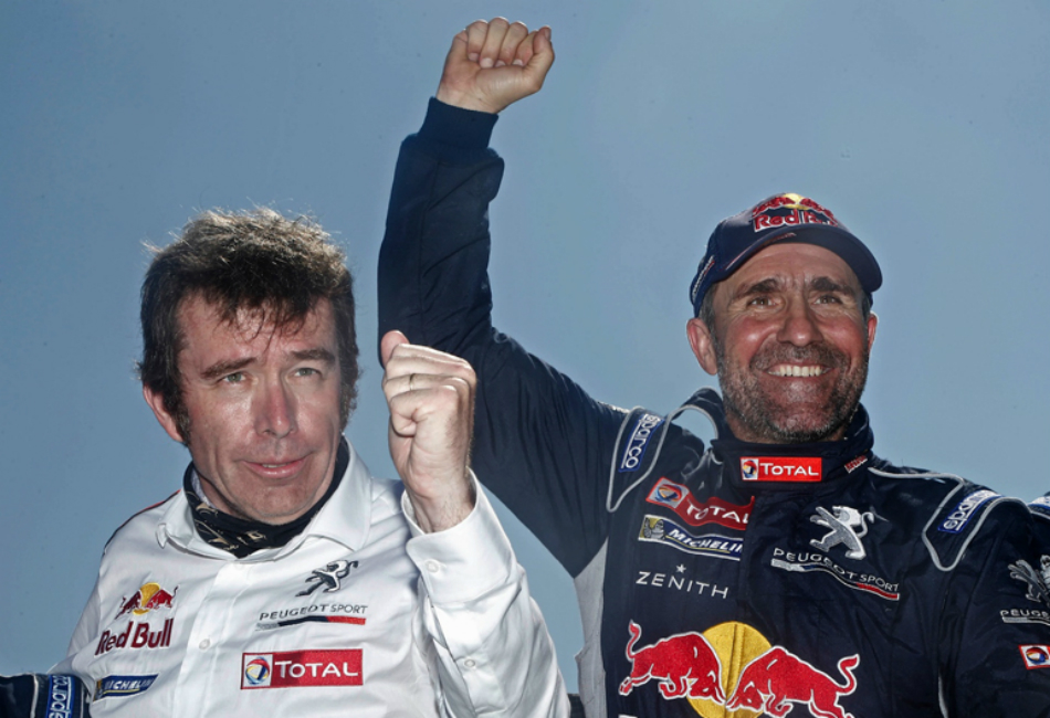 Peterhansel celebra la victoria con Bruno Famin, director deportivo de Peugeot.