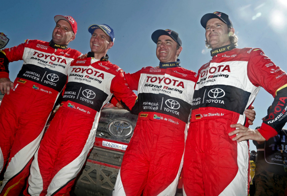 Giniel De Villiers y Poulter posan con sus copilotos.