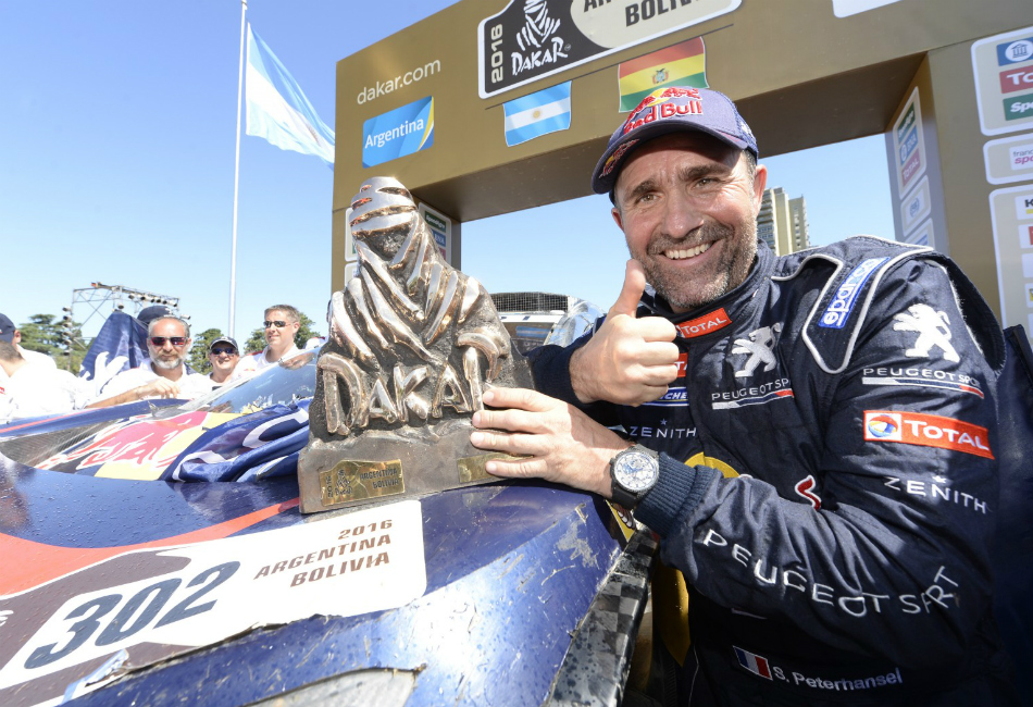 Peterhansel posa feliz con su duodécimo trofeo.