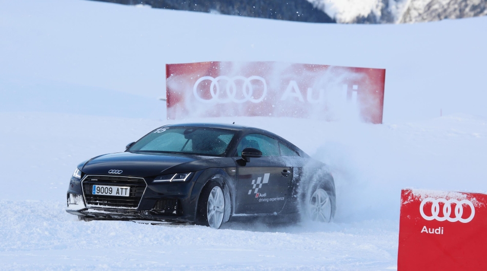 Audi TT derrapando en la nieve