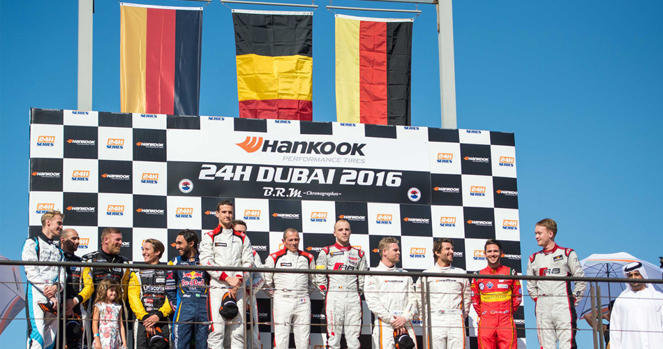 Ceremonia y entrega de premios en el podio de las 24 horas de Dubai.
