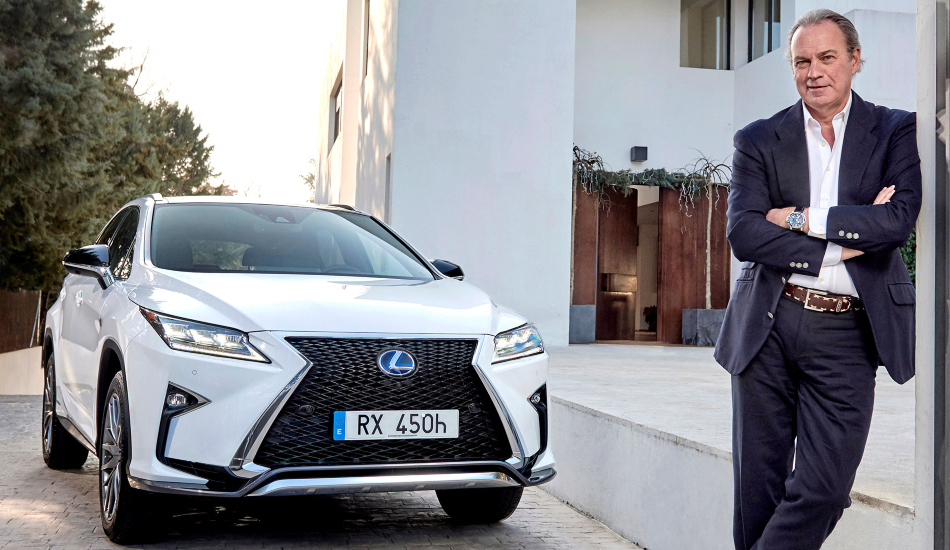 Osborne posando junto a un Lexus RX 450h