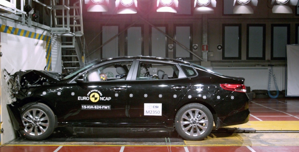 KIA Optima 2016 en una prueba de choque frontal