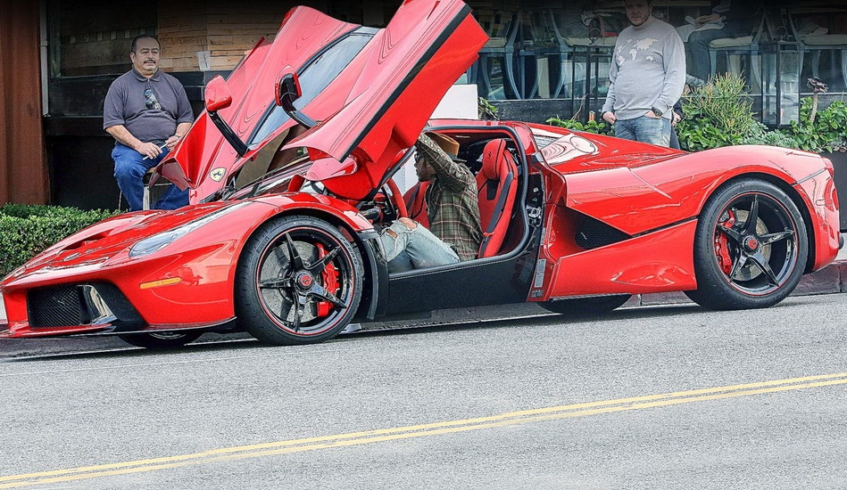 Hamilton al volante de su Ferrari LaFerrari
