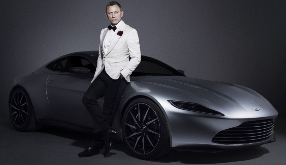 Daniel Craig posando junto al Aston Martin DB10