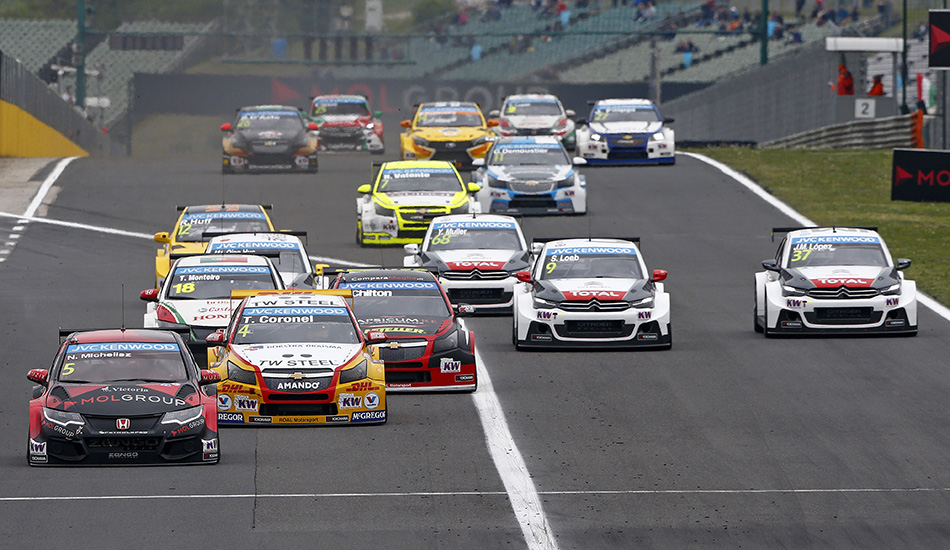 Los independientes Norbert Michelisz, Tom Coronel y Tom Chilto por delante de los coches oficiales en Hungaroring