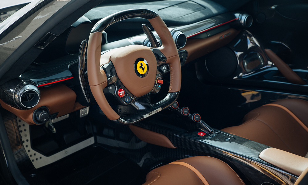 Interior de cuero marrón del Ferrari LaFerrari