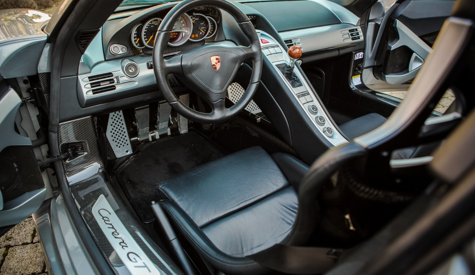 Interior de cuero negro del Porsche Carrera GT