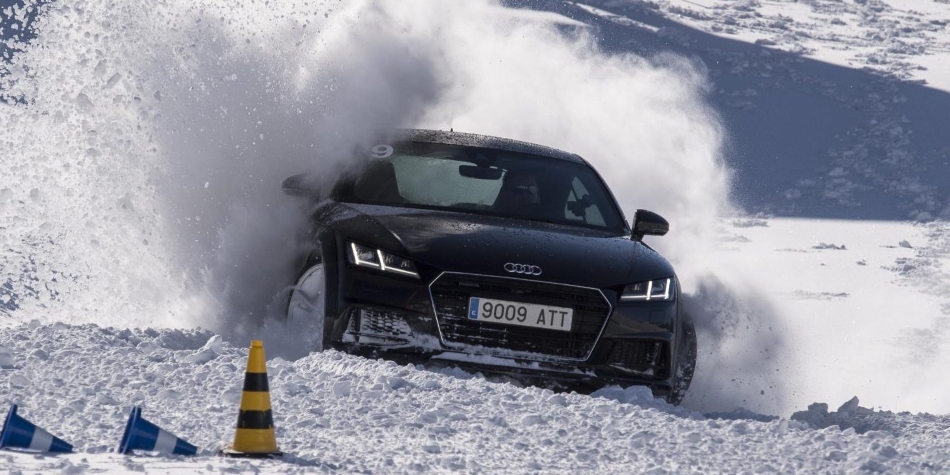 Audi TT derrapando en la nieve