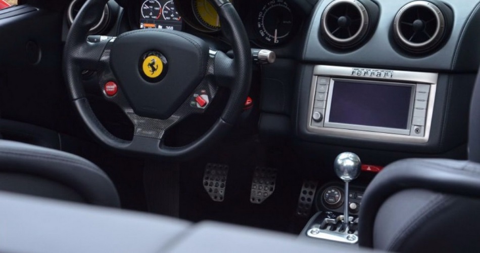Detalle de la característica rejilla metálica del cambio manual Ferrari de este California