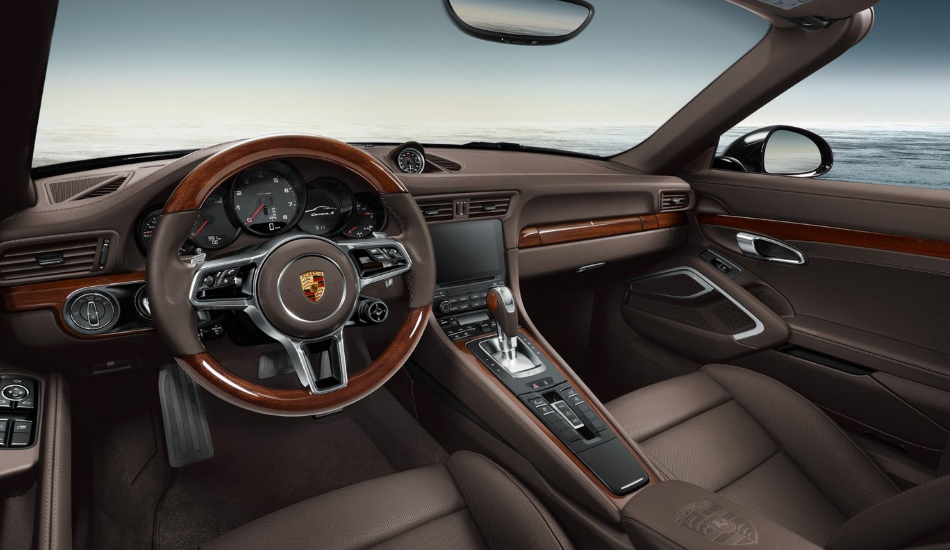 Interior de cuero y madera del Porsche 911 Carrera S Cabriolet
