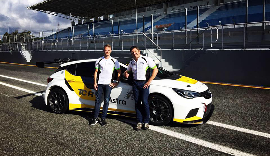 Andreas Gummerer da la bienvenida a Jörg Schrott