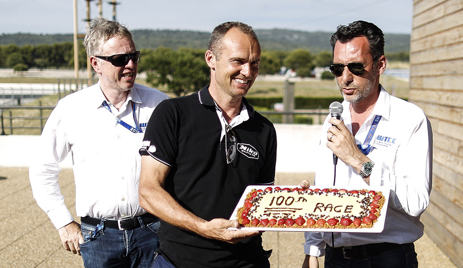 El director del WTCC François Ribeiro y Eric Neve celebran la centésima carrera de Rydell en el WTCC