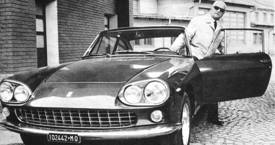 Enzo Ferrari en un Ferrari 330 GT 2+2 Series I