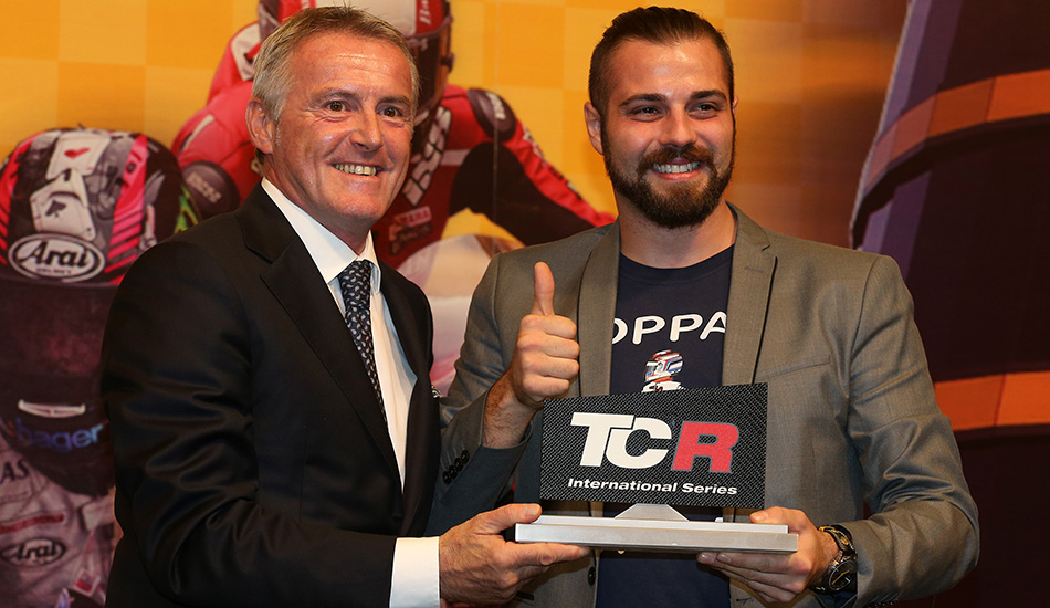Comini recibe el premio como campeón de las TCR International Series de Marcelo Lotti