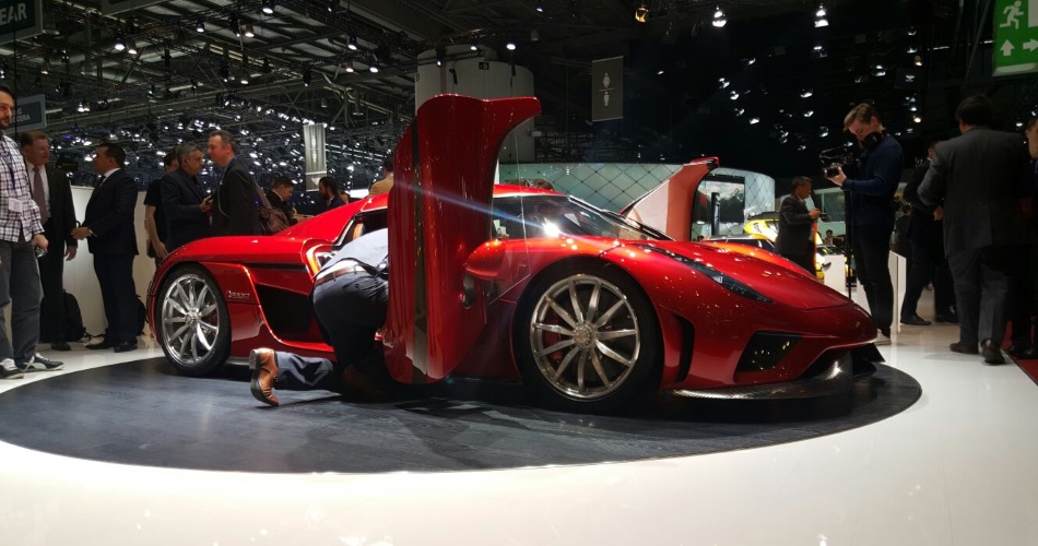 Koeniggsegg Regera, el que está preparando el habitáculo es el mismo Christian von Koeniggsegg