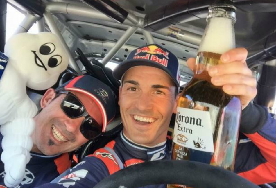 Sordo y Martí celebran su podio en el coche.