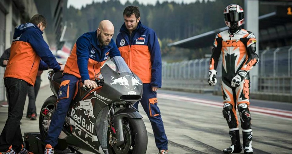KTM trabajando en un test