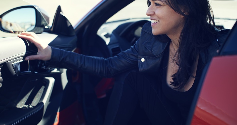 Michelle Rodríguez en el F-Type SVR