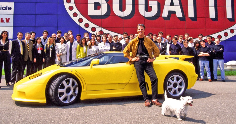 Michael Schumacher recogiendo su Bugatti EB110 SS