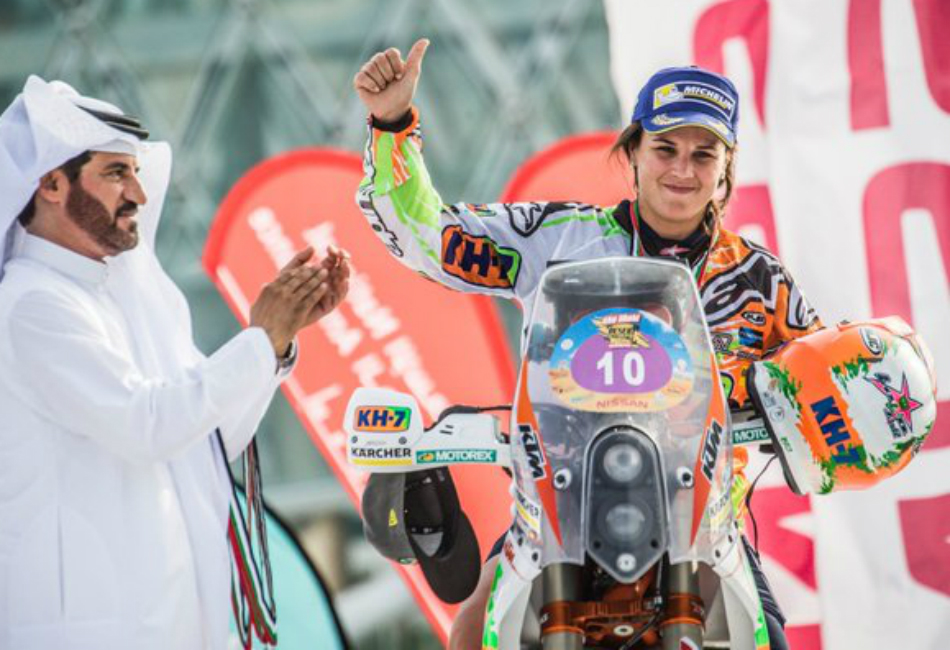 Laia Sanz en el podio de la carrera.