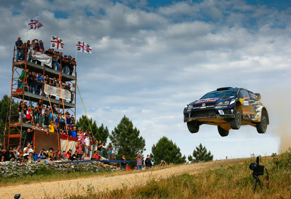 Salto espectacular de Latvala en el Rally de Cerdeña.