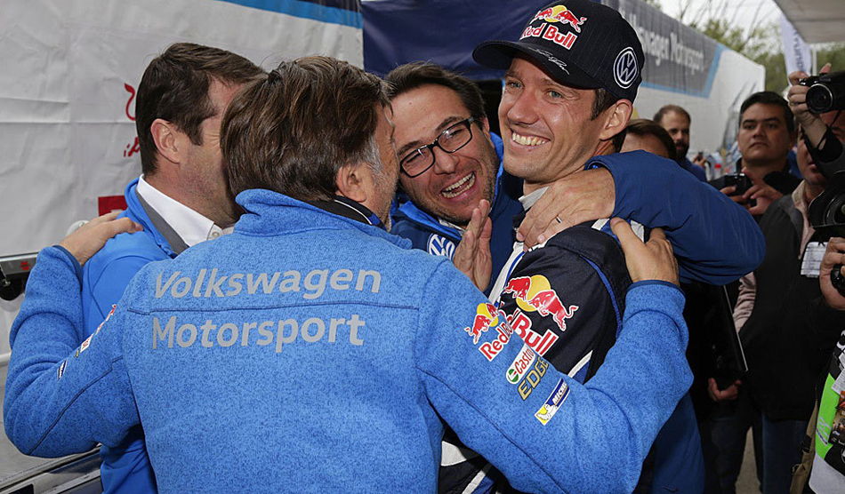 Sven Smeets y Jost Capito felicitan a Sébastien Ogier (Volkswagen Motorsport)