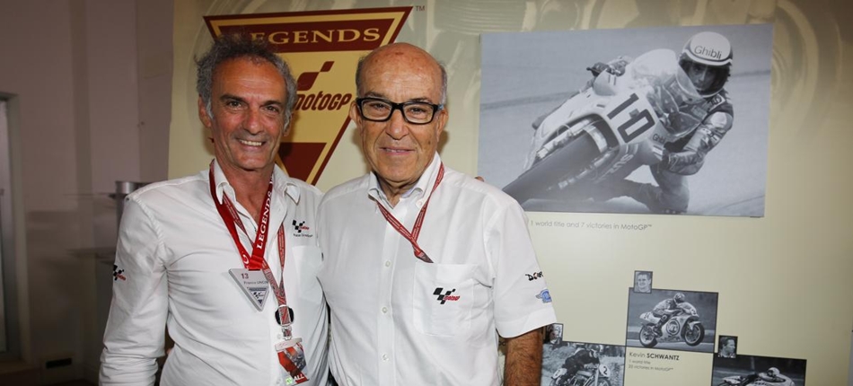 Franco Uncini, emocionado al lado de Carmelo Ezpeleta