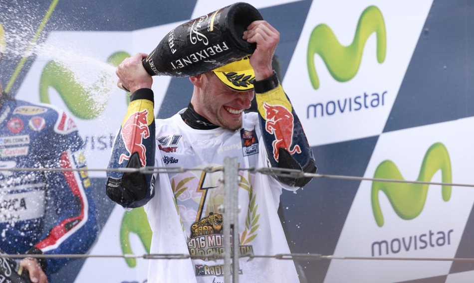 Brad Binder, saboreando su trabajado y merecido título de Campeón del Mundo