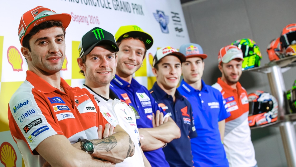 Los protagonistas de hoy antes de subirse a sus motos