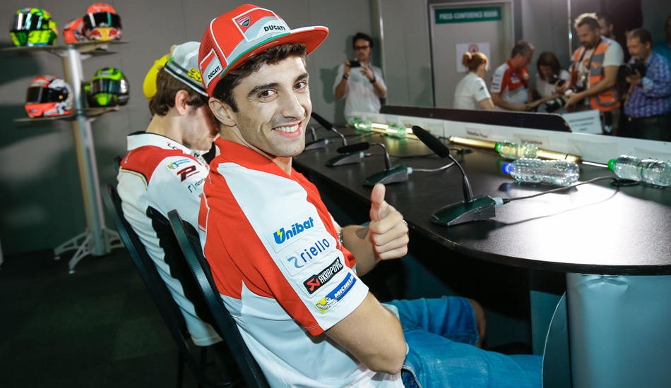 La alegría en la cara de Andrea Iannone es la misma que la nuestra al volver a verle por el paddock