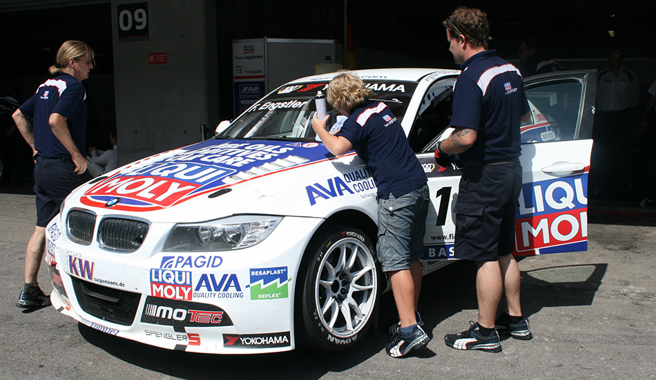 Luca Engstler limpia el coche de su padre en Portimao