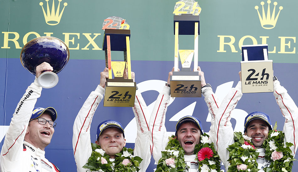 Romain Dumas, Marc Lieb y Neel Jani en el podio de vencedores de las 24 Horas de Le Mans
