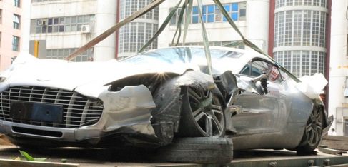 Aston Martin accidentado
