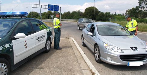 Guardia Civil Tráfico realizando un control