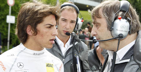 Roberto Merhi charla con su ingeniero