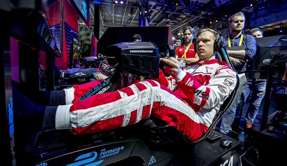 Olli Pahkala, vigilado de cerca por Nick Heidfeld