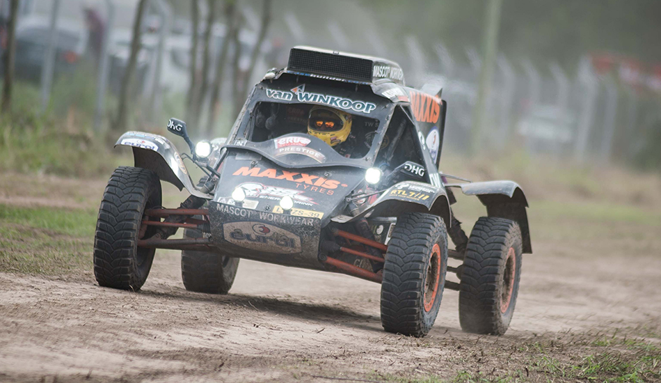 El buggy Maxxis con el que los Coronel compitieron en el Dakar