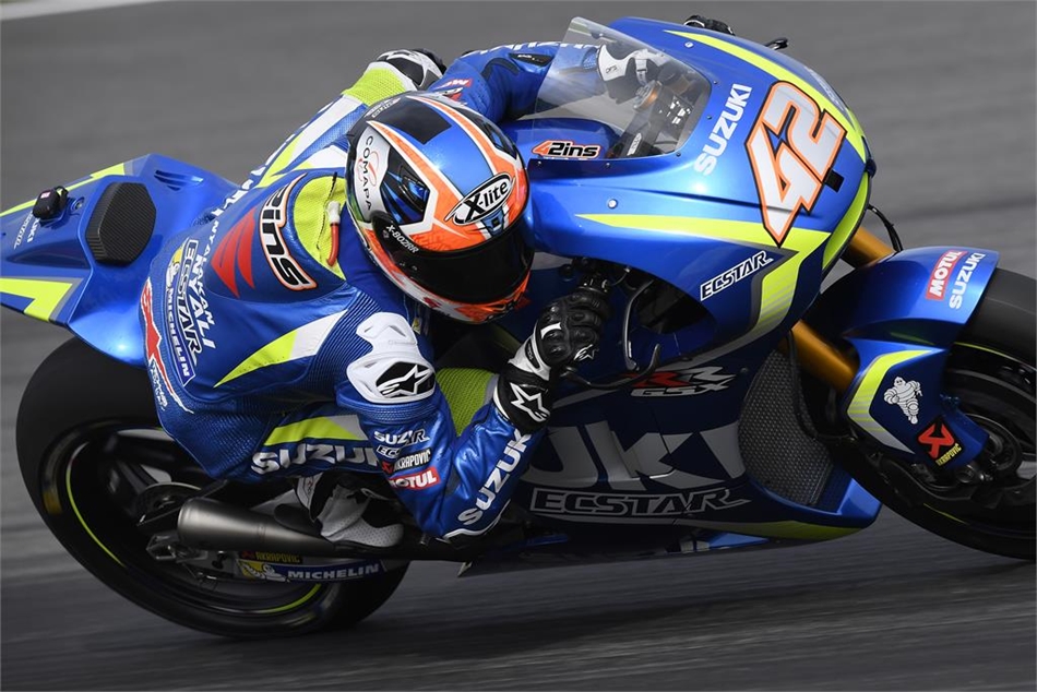 Álex Rins montando en su Suzuki