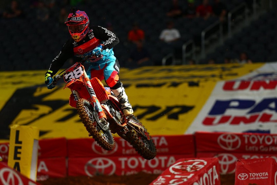 Shane McElrath bien rápido pero le falló su montura
