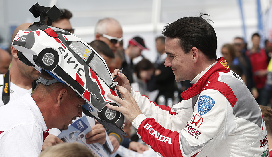 Norbert Michelisz con sus incondicionales fans