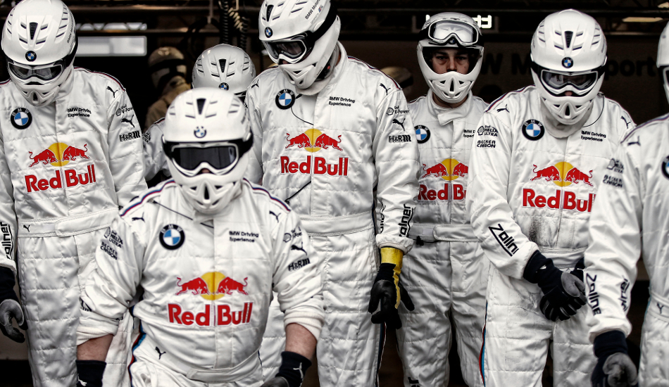 Mecanicos de BMW listos para el cambio de ruedas