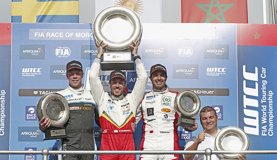 Esteban Guerrieri, Thed Björk y Mehdi Bennani comparte el podio, junto con Rubén Espín, director de Campos Racing