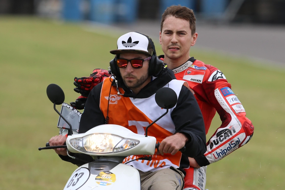 Tan sólo unas curvas ha durado el GP de Argentina para Jorge Lorenzo