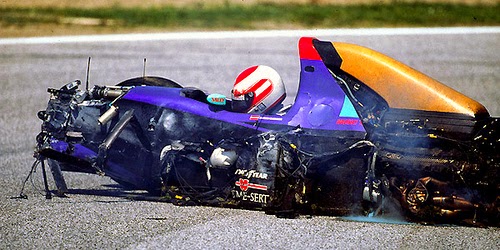 Roland Ratzenberger tras el impacto
