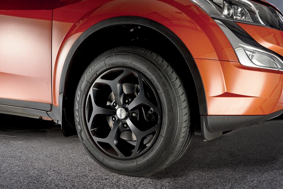 XUV500-4