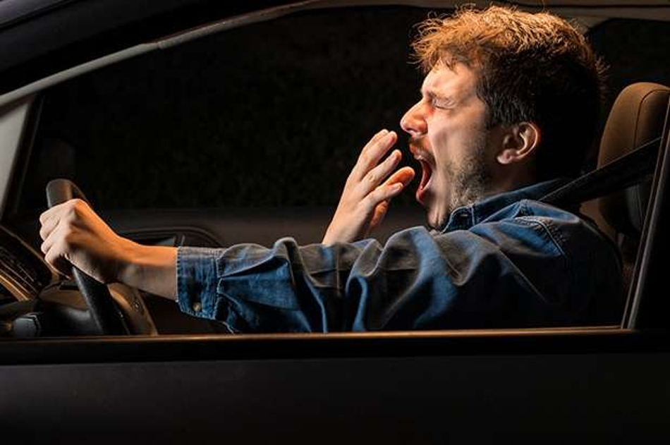Conductor bostezando